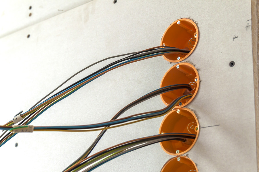 Les outils pour le branchement d'une plaque à induction 6 fils