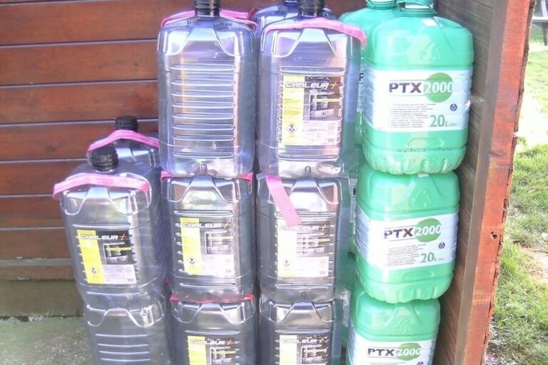 Le nettoyage de bidons de pétrole vides