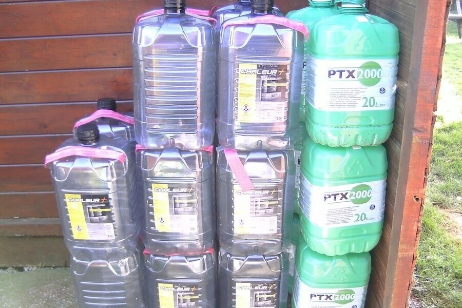 Le nettoyage de bidons de pétrole vides