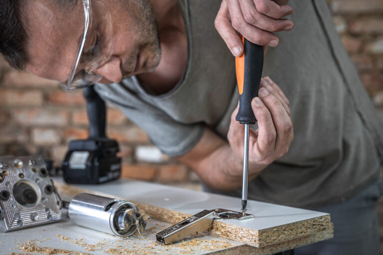 Un ouvrier utilise un outil de travail de la marque Fergusson