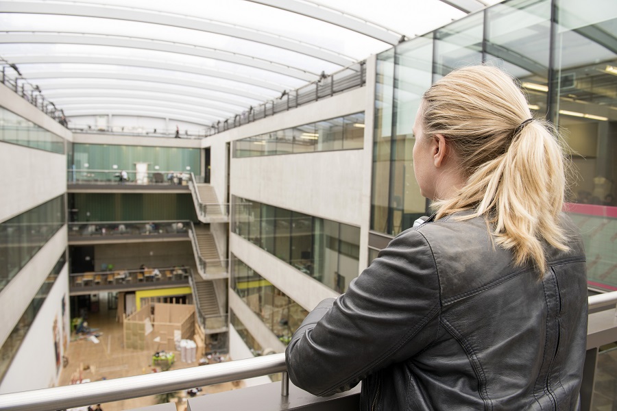 Une mezzanine moderne avec escalier intégré dans un coin salon cosy