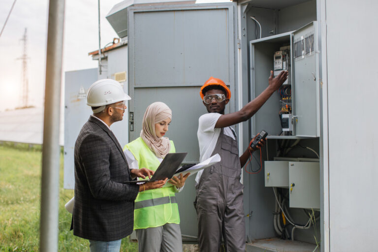 Un groupe d'électriciens experts qui voit un signal électrique précis circule entre A1 et A2