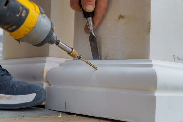 Un bricoleur qui se munit des bons outils pour réussir la coupe des plinthes