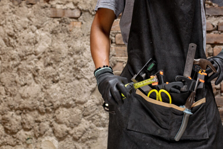 Un bricoleur heureux d'utiliser les outils multifonction Parkside de chez Lidl