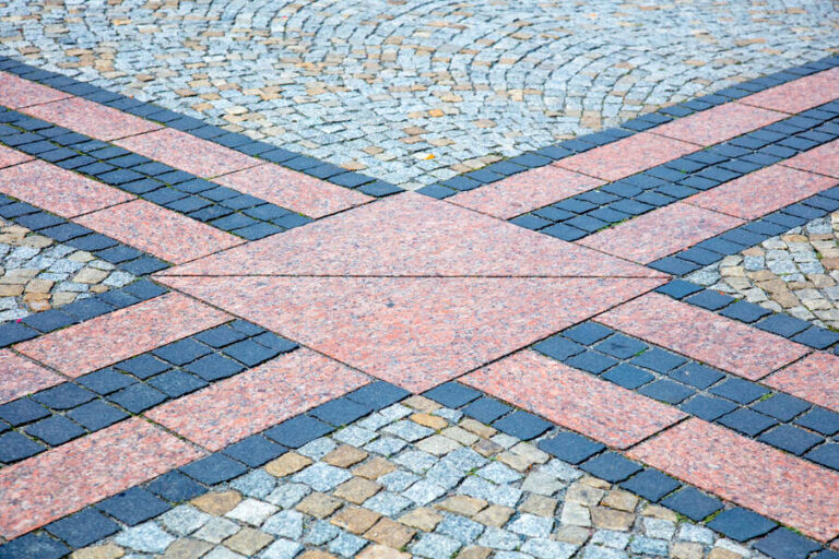 Des croix en dalle de pavage pour réaliser le carrelage extérieur