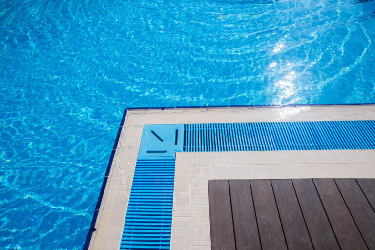 Une magnifique piscine construite avec un bloc polystyrène