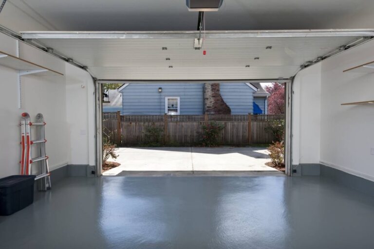 Aménagement de garage fonctionnel et bien organisé
