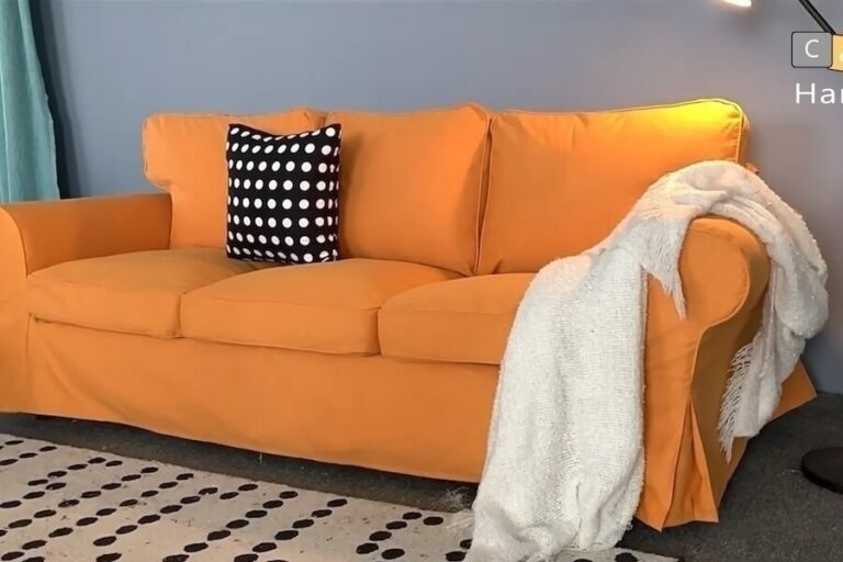 Un canapé Ikea avec une housse p orange Casaharmony