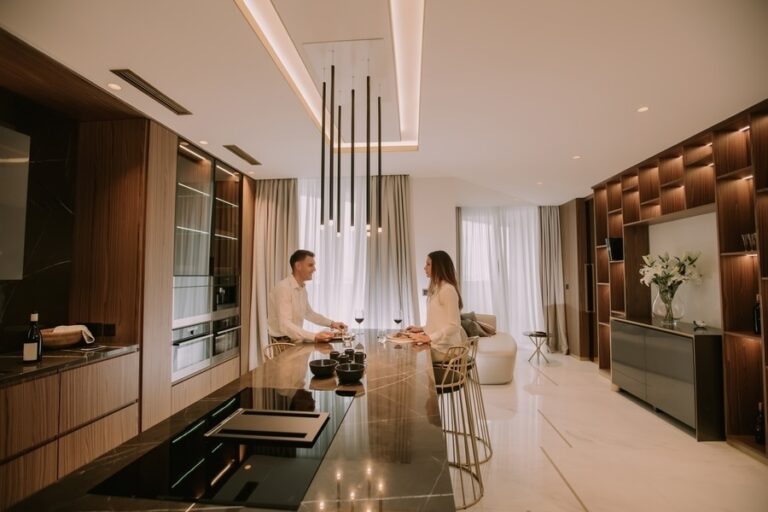 Un couple dîne dans une cuisine haut de gamme à Paris
