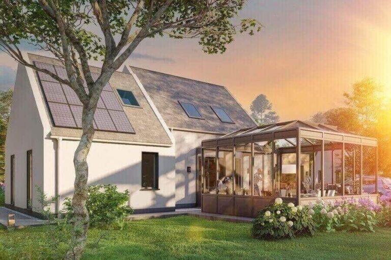 Une maison avec une véranda nettoyée avec une perche téléscopique