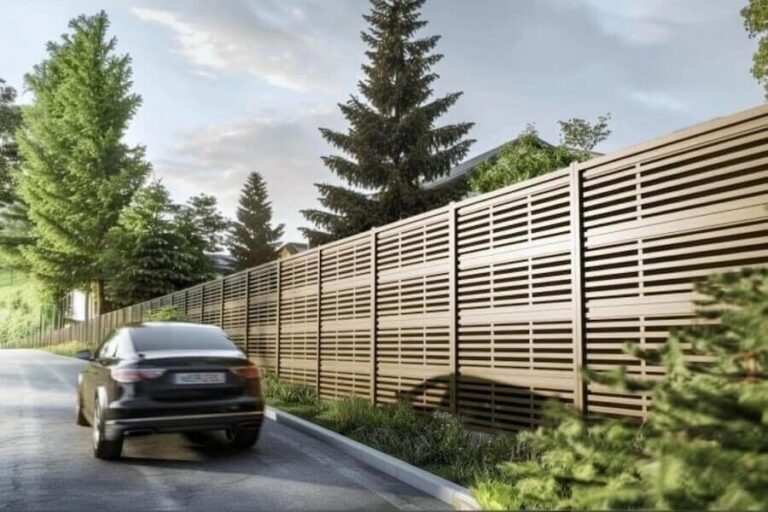 Un ur anti-bruit près d'une route protégeant une maison
