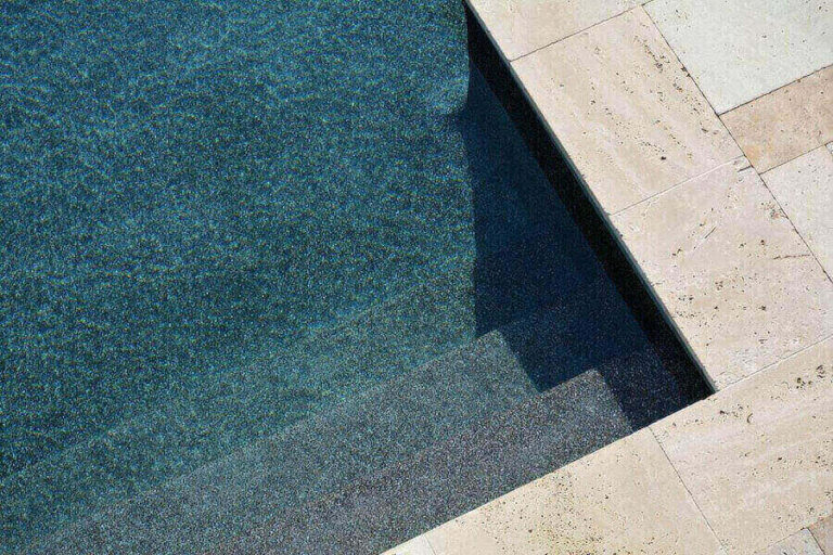 Travertin en pierre naturelle installé autour d'une piscine