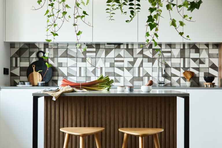 Un merveilleux cuisine avec en carreau de ciment crédence avec des décorations en fleur et des chaises en bois