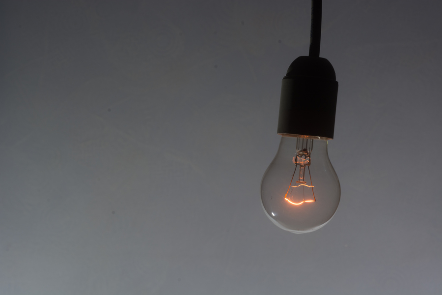 Il y a forcément du courant car mon ampoule reste incandescence et il n'y a pas de lumière