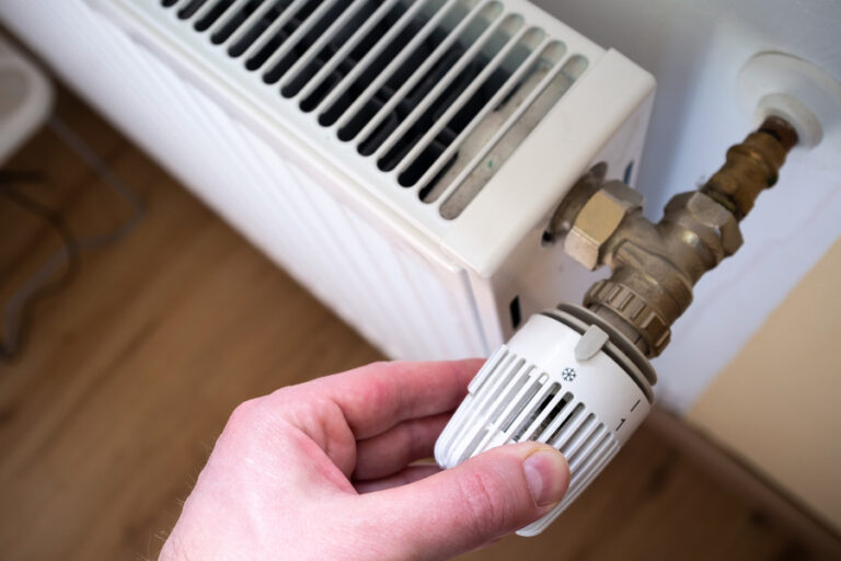 L'homme vérifie le problème du radiateur qui reste toujours froid alors que le tuyau est chaud