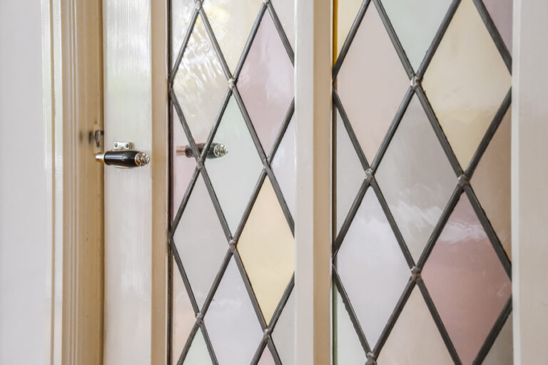 Cette porte vitrée en petit carreau est idéalement relookée en motif mosaïque de couleur pastel