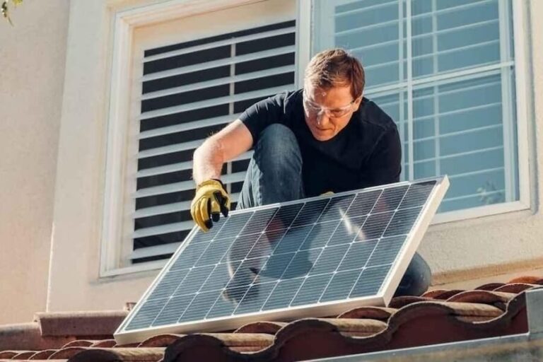 Installation d'un panneau solaire sur le toit d'une maison