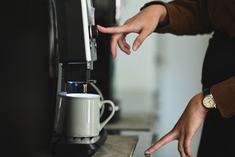 Un homme prépare son café avec une recette personnalisée avec une machine à café innovante