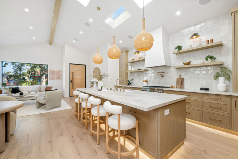 Cuisine ouverte design dans une maison moderne