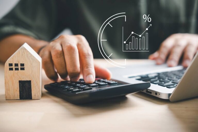 Un investisseur calcule le prix d'une assurance multirisque habitation