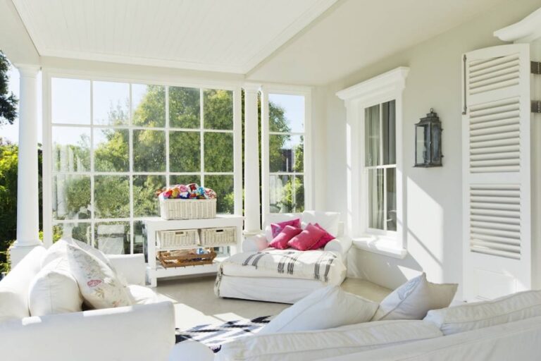 Aménagement d'une véranda dans une maison moderne et tendance