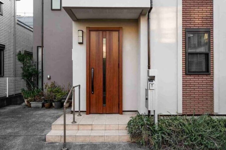 Porte extérieure tendance fabriquée en bois