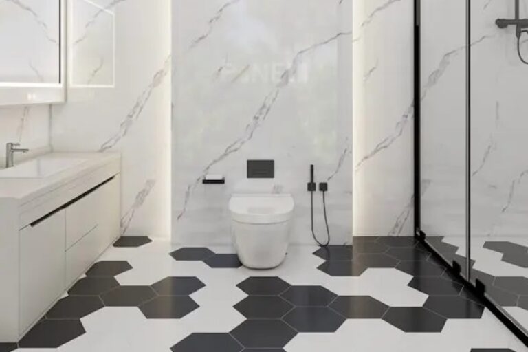 Salle de bain rénovée avec un panneau mural tendance
