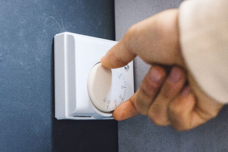 Un schéma électrique montre le câblage d’un interrupteur pour VMC à 2 vitesses