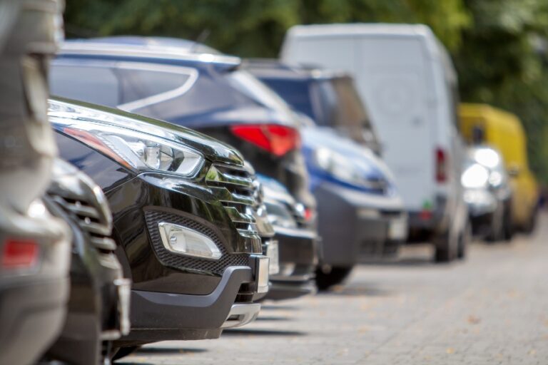 Signalisation claire et bornes de recharge électrique, éléments indispensables pour créer une aire de covoiturage efficace