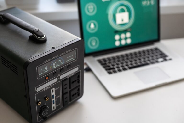 Schéma réaliste montrant une batterie 12 V reliée à un convertisseur 12 V-220 V et alimentant un appareil électroménager