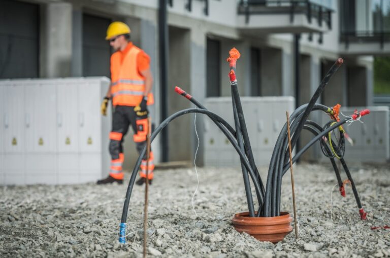 Tranchée creusée sur un terrain privé pour l’enfouissement des lignes électriques EDF, avec gaines prêtes à être posées
