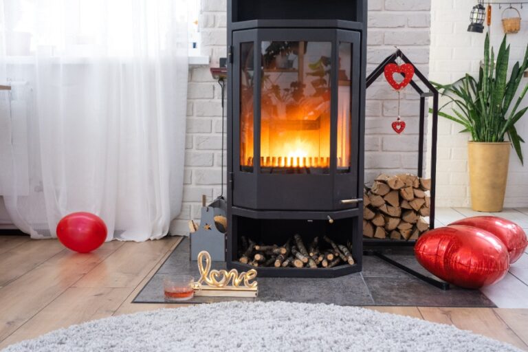 Poêle à bois moderne alimenté avec des bûches de 33 cm, idéal pour un usage quotidien dans une maison moyenne
