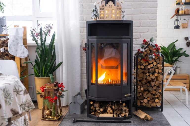 Un poêle à granulés diffuse une chaleur douce dans un salon lumineux, bois et design épuré autour
