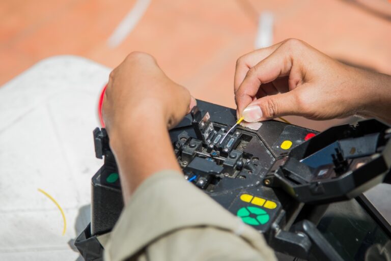 Relais 175 Hz EDF installé dans un tableau électrique domestique, utilisé pour piloter les heures creuses et heures pleines