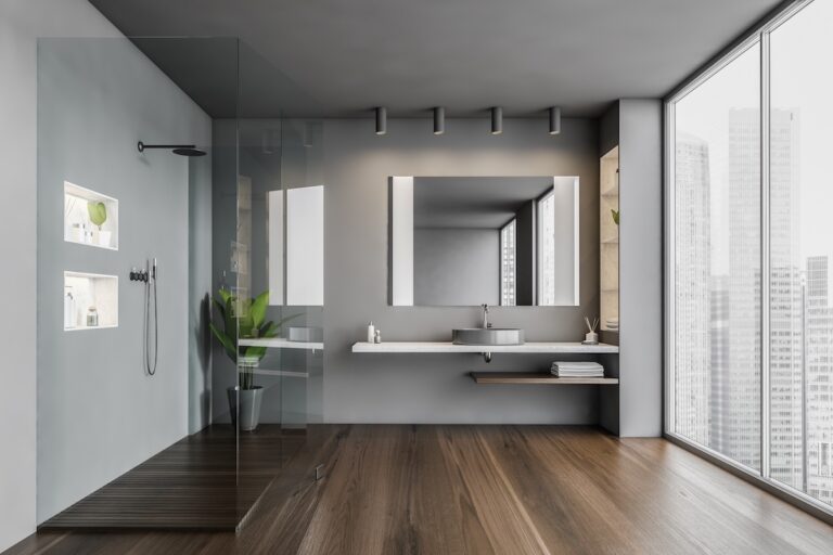 Salle de bain bain aménagée confortable