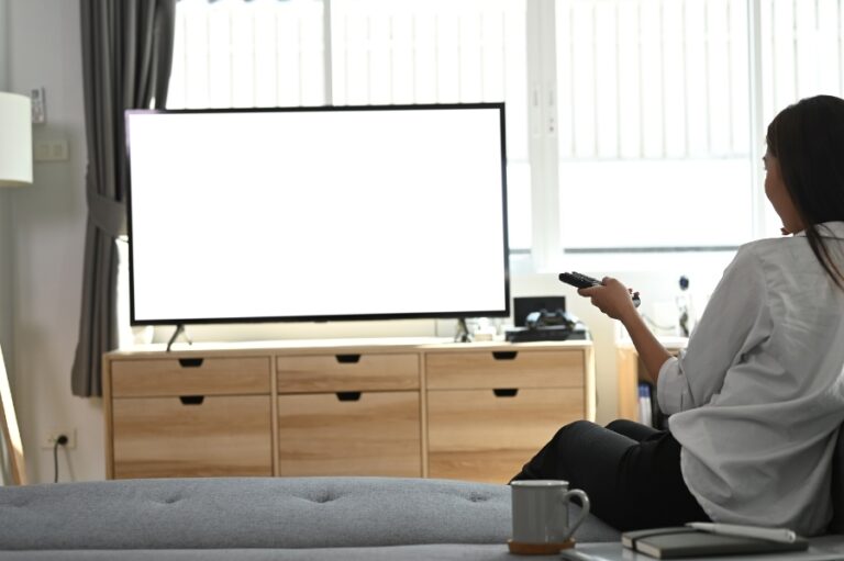Une TV Philips affichant un voyant rouge qui clignote trois fois avant de s’éteindre