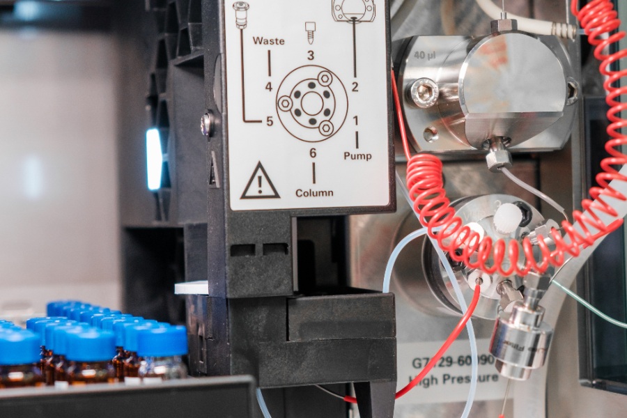 Un technicien ajuste la fin de course d’un moteur FAAC 391 sur un portail battant