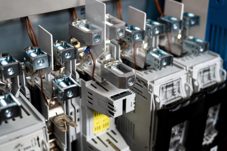 Commutateur automatique installé entre le réseau EDF et l’onduleur solaire pour basculer l’alimentation