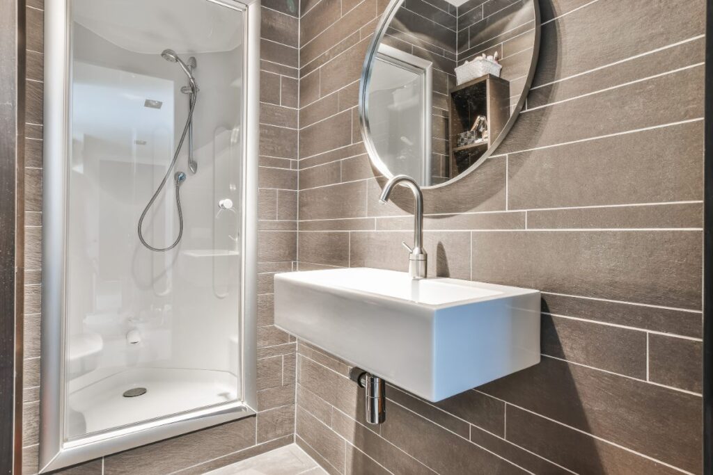 Nettoyage facile du carrelage grâce à sa surface lisse et peu poreuse