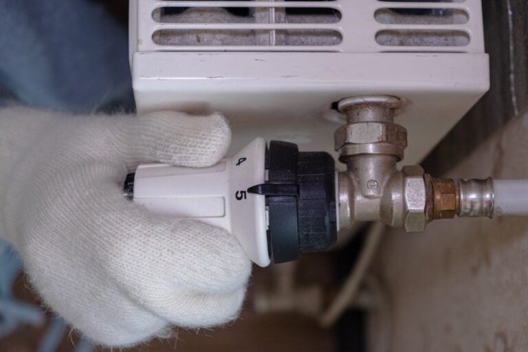 Raccord diélectrique vissé sur la sortie d’eau chaude d’un chauffe-eau, avec son isolant interne bien visible entre les deux métaux pour éviter la corrosion