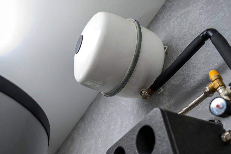 Un vase d'expansion sanitaire fixé sur le mur