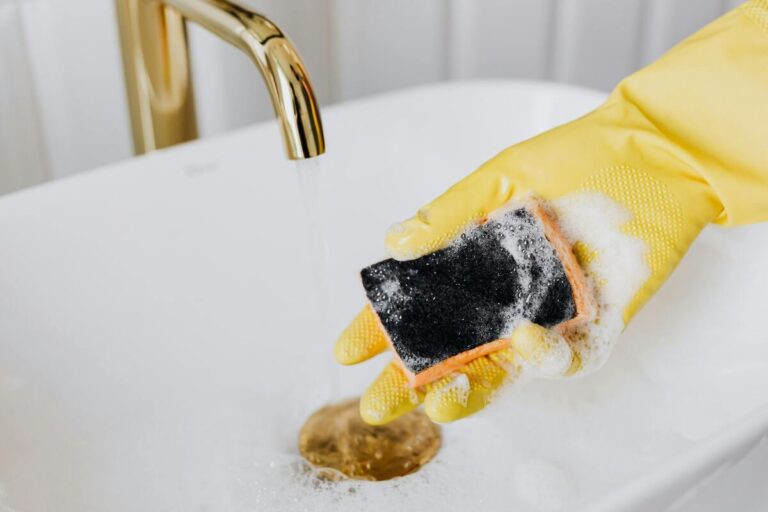 Nettoyage de moisissure dans une salle de bain