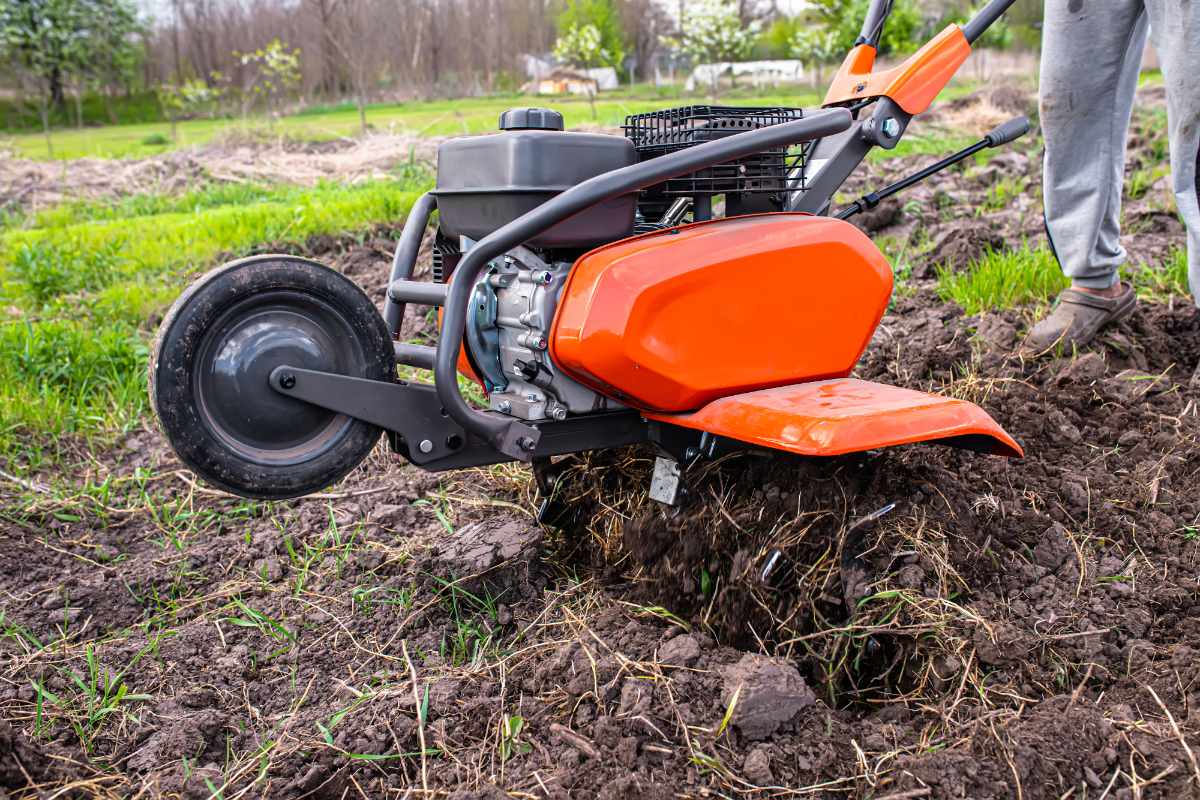 Un homme utilisant une motobineuse sur un champ