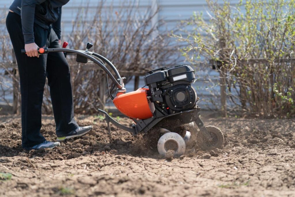 Utilisation d'une motobineuse pour la préparation d'un champ agricole