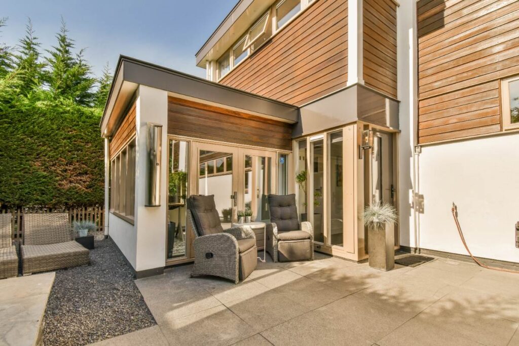 Aménagement extérieur avec du bardage composite