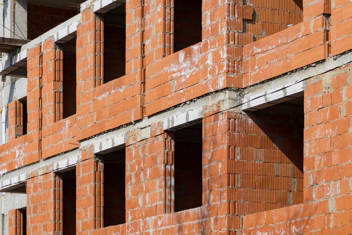Un grand bâtiment construit avec des briques