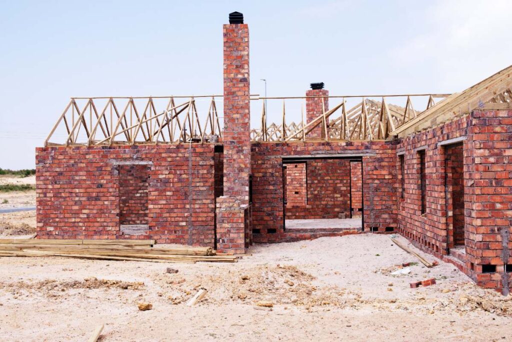 Travaux de construction d'une maison en brique