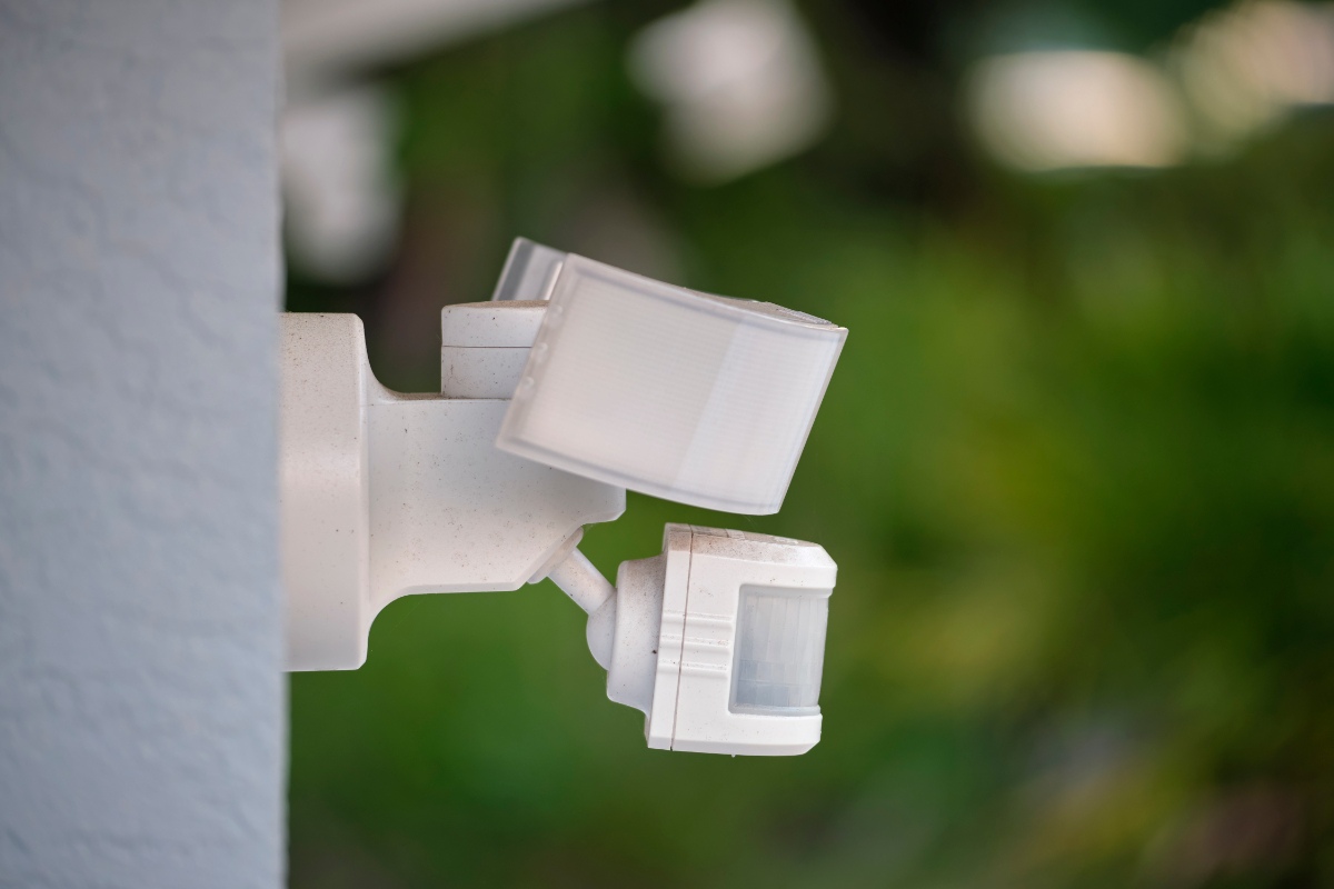 Un détecteur de mouvement installé au mur extérieur