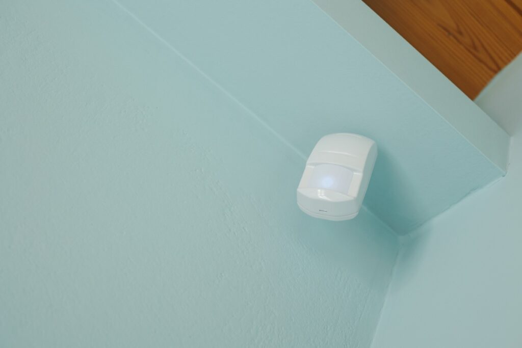 Un détecteur de mouvement installé sur le mur intérieur