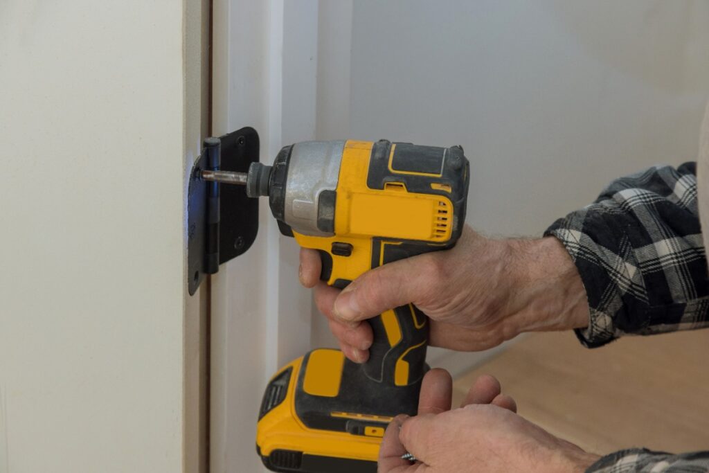 Pose de fiche à visser sur une porte